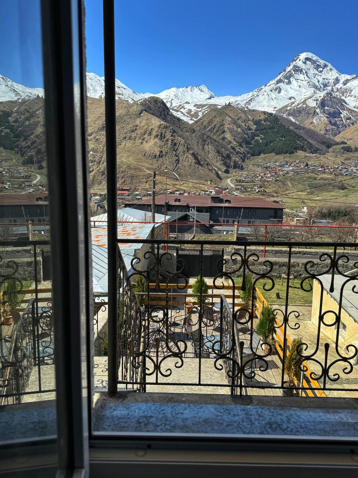 Hotel Elia Kazbegi ภายนอก รูปภาพ