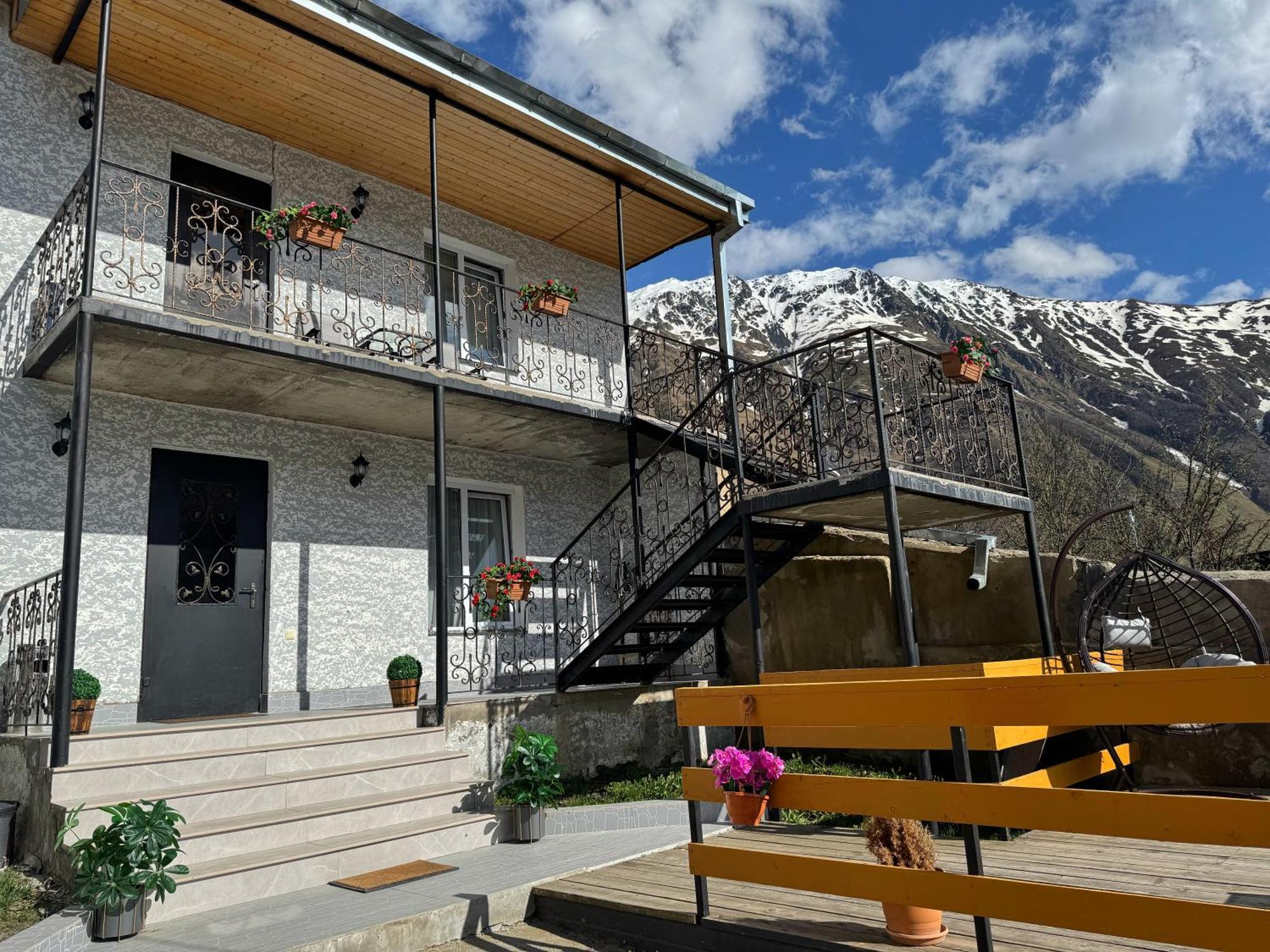 Hotel Elia Kazbegi ภายนอก รูปภาพ